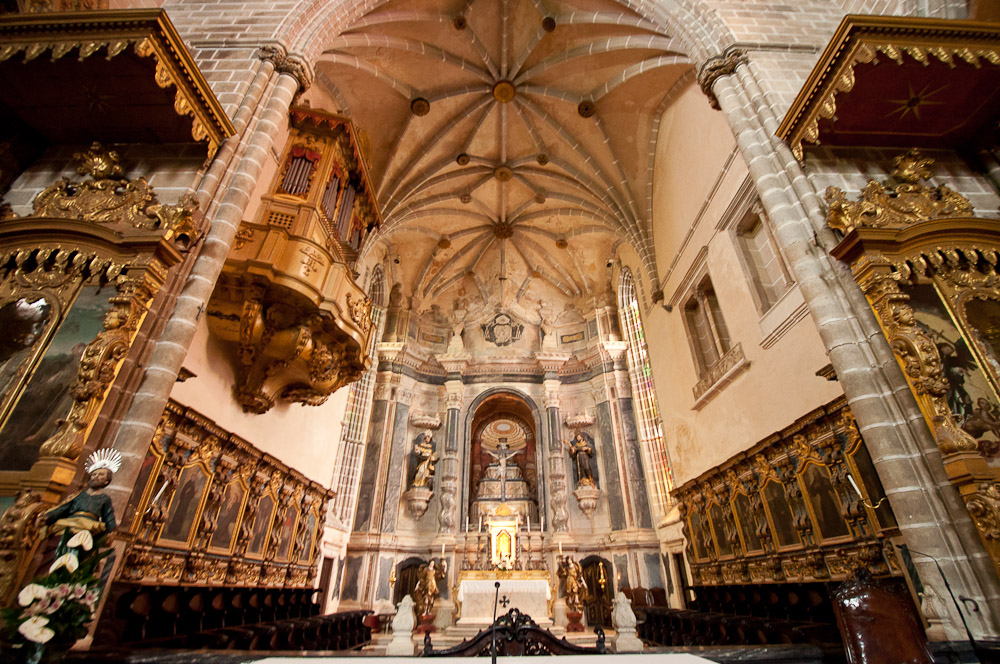 Palacio e iglesia