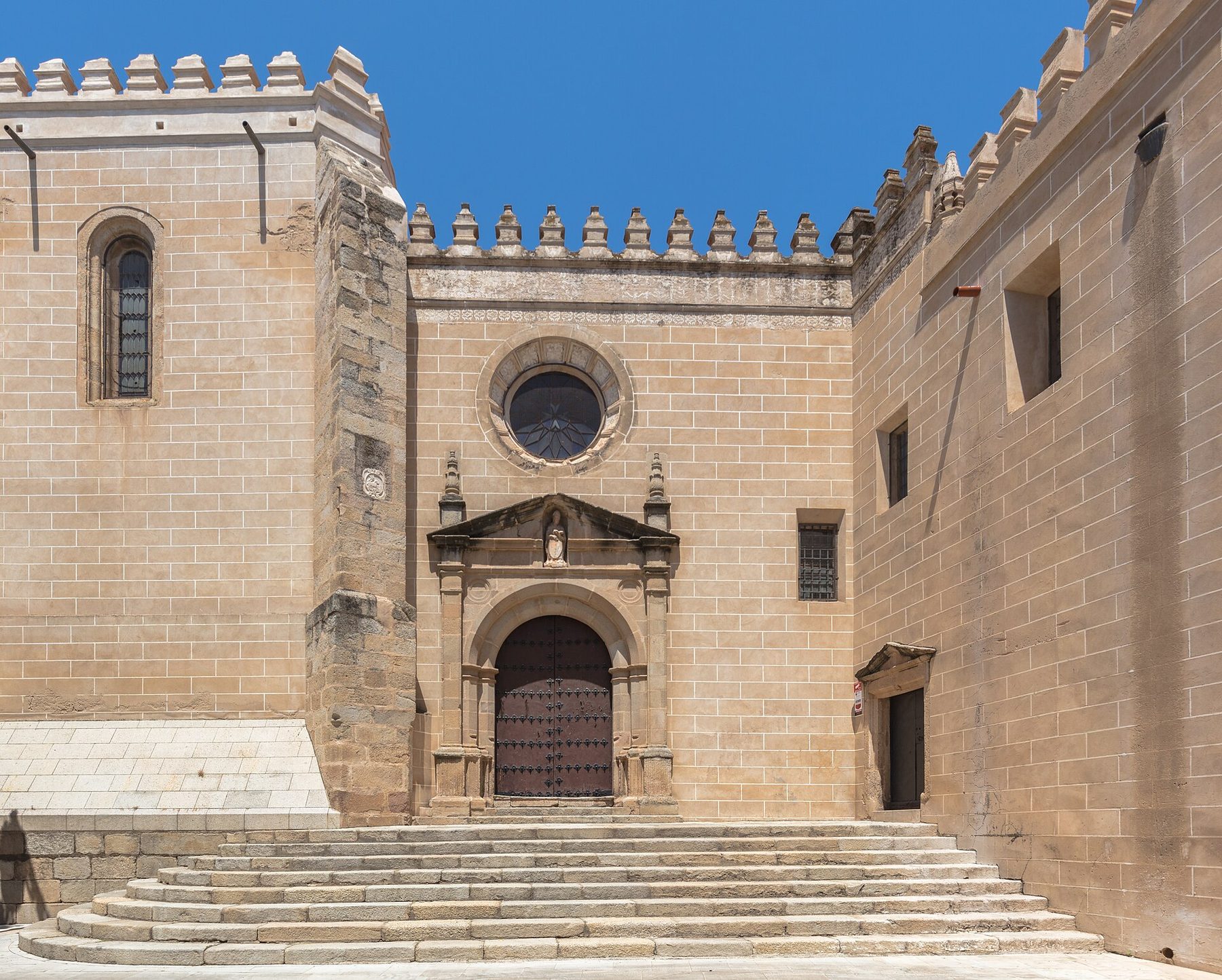 Catedral de San Juan Bautista de Badajoz en el centro histórico