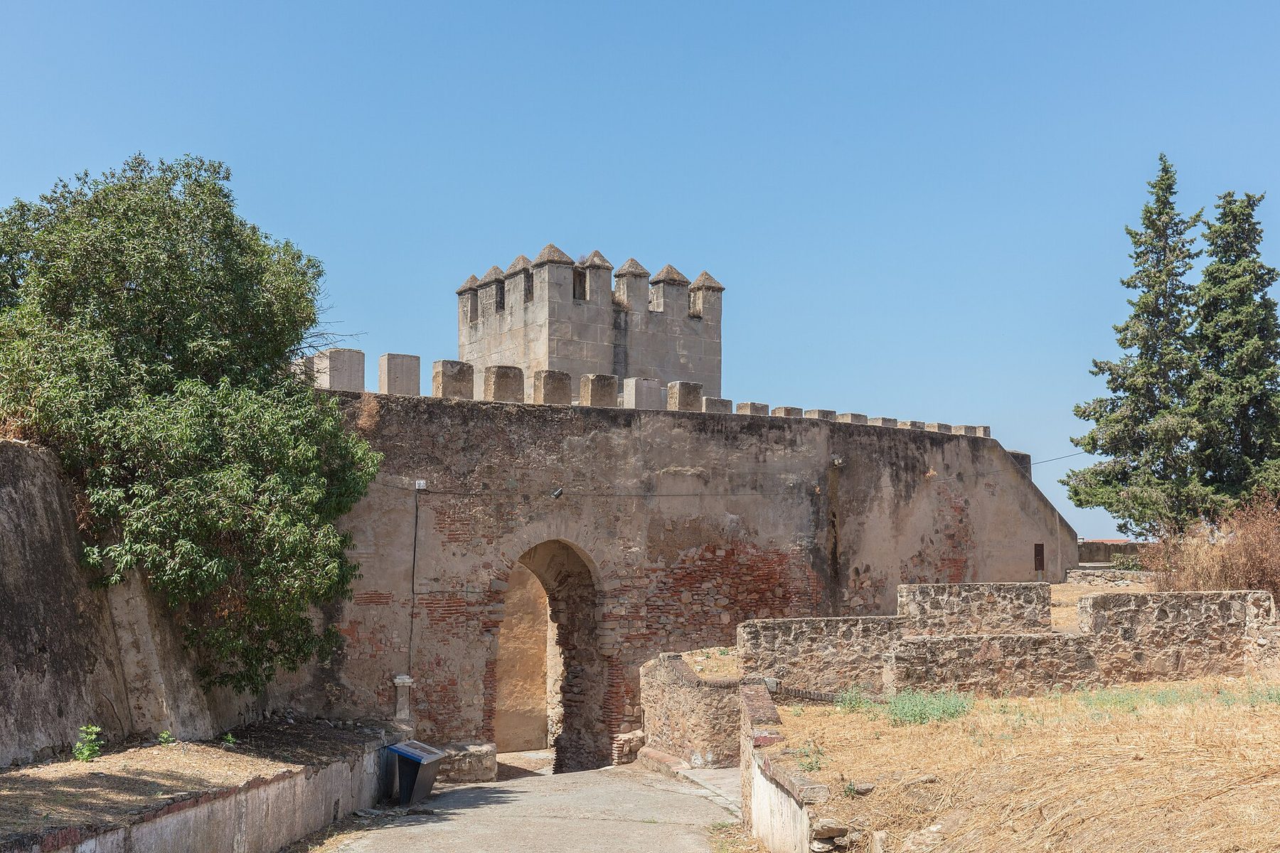 Puerta del Capitel y defensas históricas de la Alcazaba de Badajoz