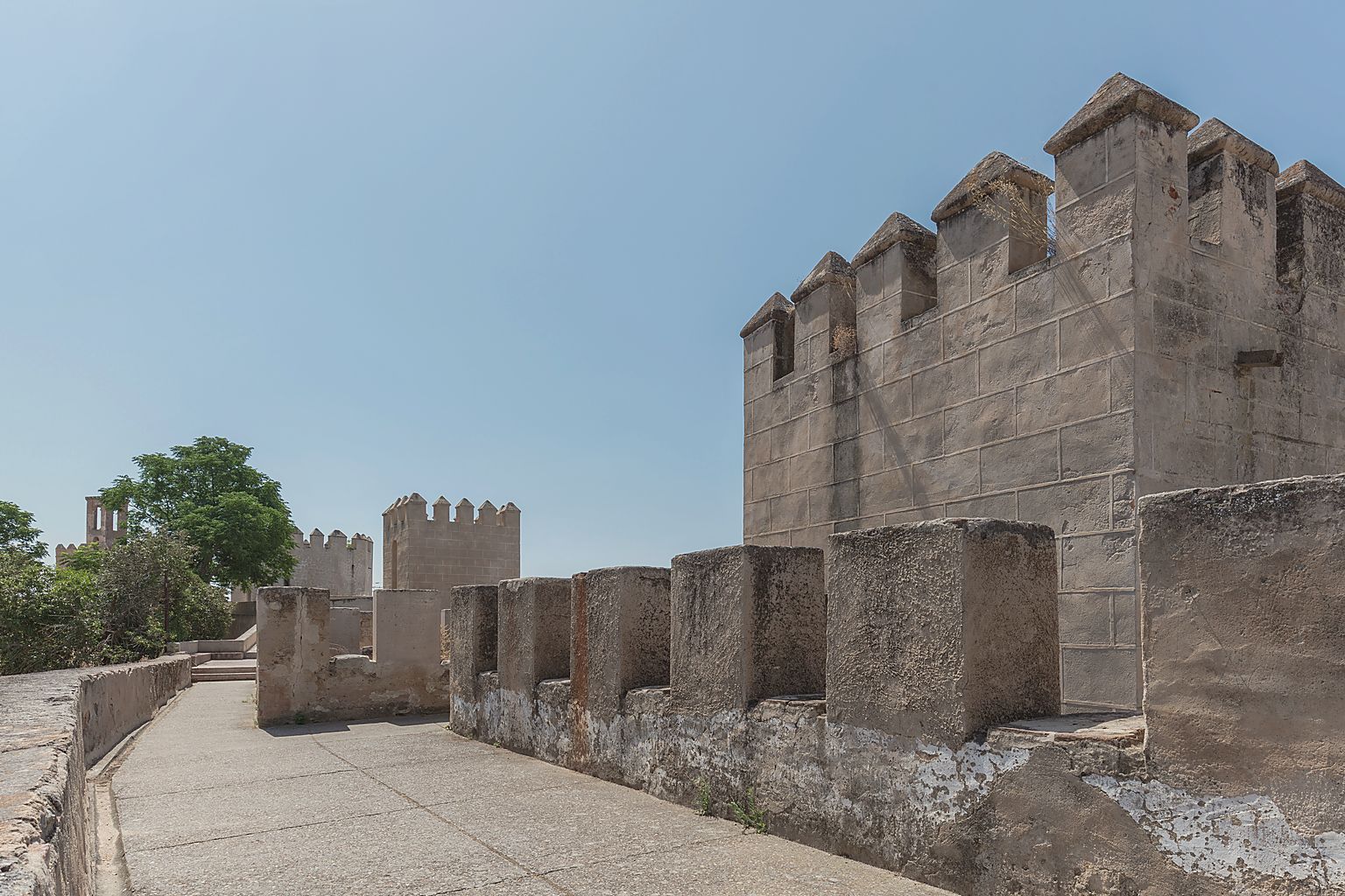 Murallas de la Alcazaba de Badajoz en una vista panorámica del recinto histórico