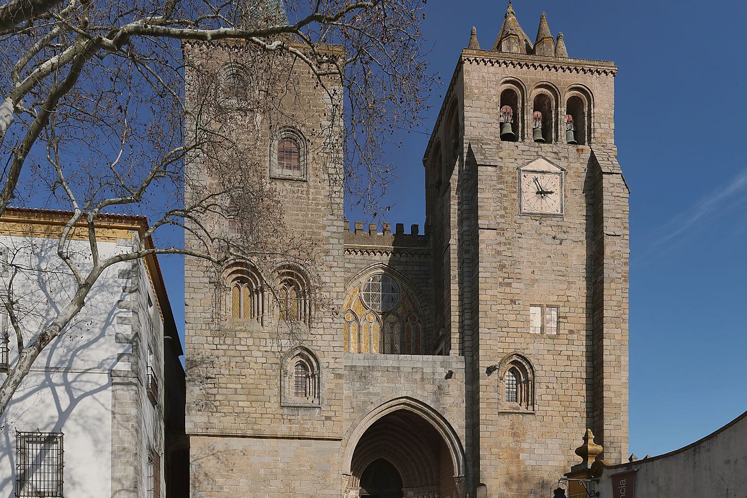 Fachada de la catedral de Évora en el entorno monumental